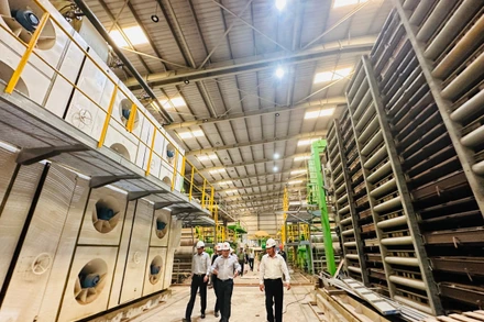 Lãnh đạo tỉnh Quảng Ngãi cùng các sở ban ngành, đơn vị liên quan đã kiểm tra thực tế các phân xưởng của Nhà máy Bột – Giấy VNT 19.