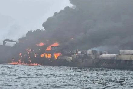 Cột khói đen dày đặc và ngọn lửa bốc lên từ hiện trường. (Nguồn: X)