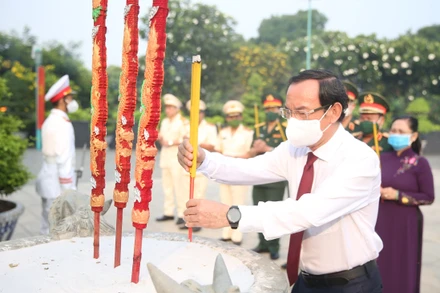 Đồng chí Nguyễn Văn Nên, Ủy viên Bộ Chính trị, Bí thư Thành ủy Thành phố Hồ Chí Minh dâng hương tại Nghĩa trang Liệt sĩ Thành phố.
