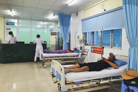 Các du khách nhập viện nghi ngộ độc thực phẩm tối ngày 2/8. (Ảnh Bệnh viện 199 cung cấp)