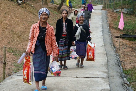 Bà con vui khi được đi trên tuyến đường mới.