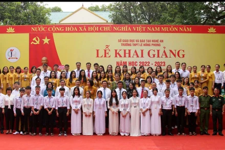 Đồng chí Nguyễn Xuân Thắng chụp ảnh lưu niệm với tập thể cán bộ, giáo viên và học sinh Trường THPT Lê Hồng Phong.