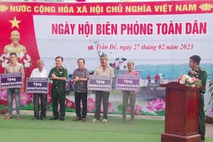 Trao bảng tượng trưng tặng nhà đại đoàn kết cho các hộ gia đình có hoàn cảnh khó khăn. 