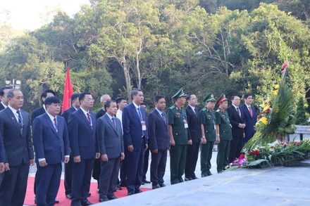 Các đại biểu dâng hoa tại Đài hoa hữu nghị Việt Nam-Lào.