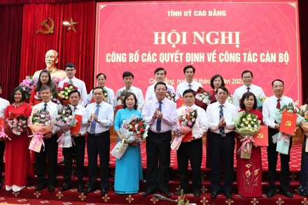 Các đồng chí Thường trực Tỉnh ủy Cao Bằng trao quyết định và tặng hoa chúc mừng các đồng chí được điều động, luân chuyển và bổ nhiệm.