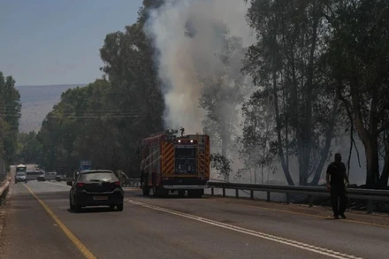 Khói bốc lên sau một vụ tấn công tại khu vực miền bắc Israel, ở biên giới với Liban. (Ảnh: THX/TTXVN)