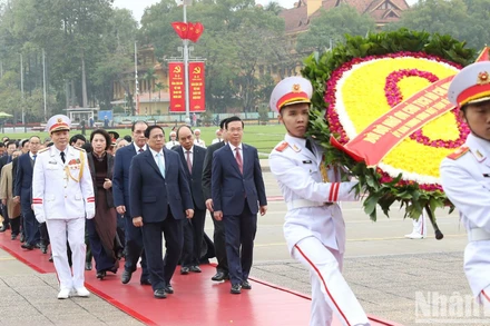 Các đồng chí lãnh đạo, nguyên lãnh đạo Đảng, Nhà nước vào Lăng viếng Chủ tịch Hồ Chí Minh. Ảnh: DUY LINH