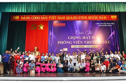 Tổng Biên tập Báo Nhân Dân Lê Quốc Minh với các đại biểu và đội thi tham dự cuộc thi Giọng hát hay phóng viên thường trú lần thứ 2-năm 2023.