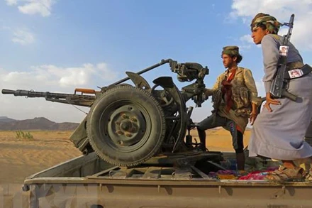 Quân chính phủ Yemen trong một cuộc giao tranh với lực lượng Houthi. (Ảnh: AFP/TTXVN)