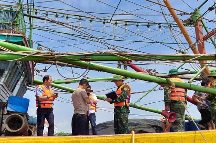 Bộ đội Biên phòng Quảng Bình tuyên truyền về khai thác IUU cho ngư dân ngay trên tàu cá.