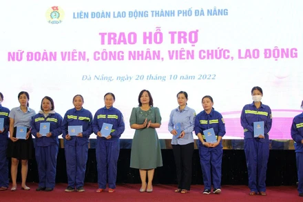 Trao quà cho nữ đoàn viên công đoàn.