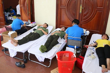 Nhiều cán bộ, chiến sĩ Công an tỉnh Bình Dương tham gia hiến máu tình nguyện.