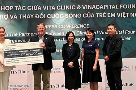 Đại diện Vinacapital Foundation và hệ thống Viện thẩm mỹ Vita clinic trao bảng hỗ trợ kinh phí giúp đỡ trẻ em có hoàn cảnh khó khăn.