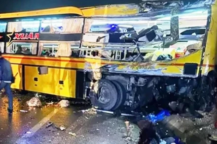 Xe ô-tô khách giường nằm bị hư hỏng nặng.