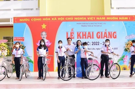 Trao tặng 10 xe đạp cho học sinh nghèo Trường Trung học cơ sở Lê Thị Cẩm Lệ, thành phố Bạc Liêu.