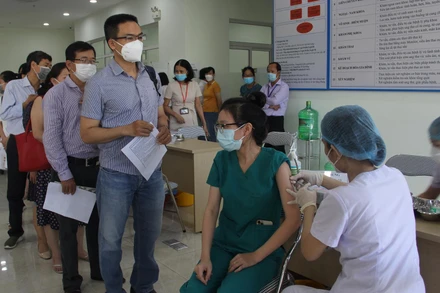 Đà Nẵng tăng độ phủ vaccine phòng Covid-19 đối với nhân viên y tế.