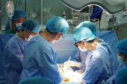 Các bác sĩ thực hiện phẫu thuật ghép tạng. (Ảnh Bệnh viện cung cấp)