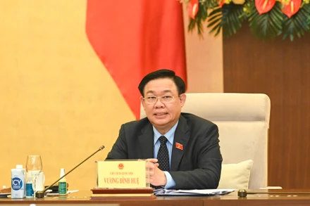 Chủ tịch Quốc hội Vương Đình Huệ phát biểu ý kiến tại cuộc họp. 