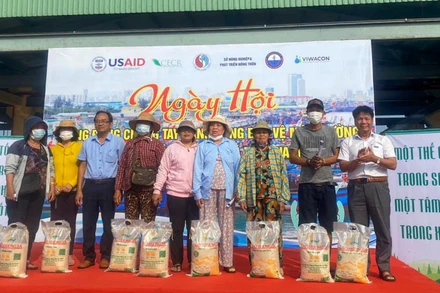 Các cá nhân, tập thể điển hình trong phong trào “Chung tay hành động bảo vệ môi trường tại âu thuyền và cảng cá Thọ Quang”.