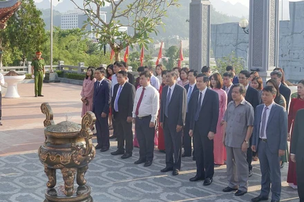 Các đại biểu dâng hương tại Đền thờ Bác Hồ tại Quảng trường Tây Bắc.