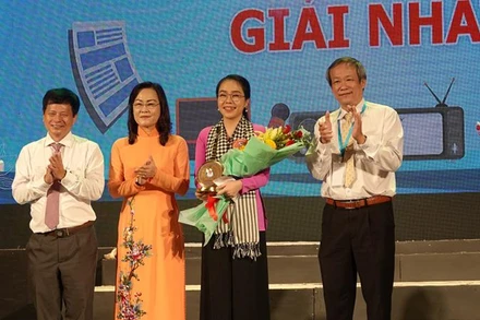 Thí sinh Cẩm Nguyên, Đài Phát thanh-Truyền hình Hậu Giang trở thành quán quân mùa đầu tiên Hội thi Tiếng hát người làm báo “Âm vang vọng cổ”.