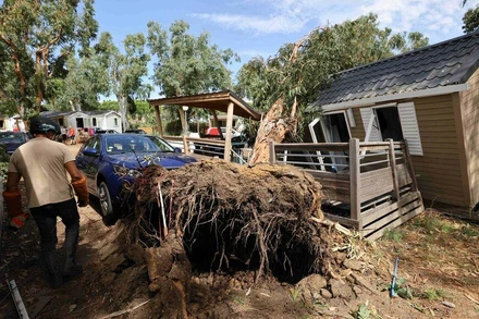 Cơn bão ập đến bất ngờ, với sức tàn phá mạnh hơn nhiều so với dự báo. (Ảnh: Le Parisien- AbacaPress.com)