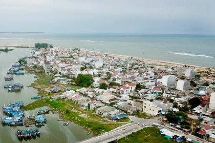 Người dân nhiều vùng quê, làng biển chọn lựa cơ sở y tế các tỉnh, thành phố khác để khám chữa bệnh. 