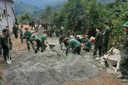 Cán bộ, chiến sĩ Trung đoàn 852 (Bộ Chỉ huy Quân sự tỉnh Cao Bằng) giúp dân bê-tông hóa đường giao thông nông thôn.