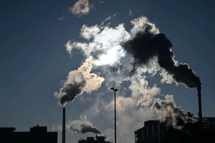 Khói bốc lên từ nhà máy hóa chất và công nghiệp dược phẩm Bayer ở Pratteln, Đức ngày 8/2/2023. (Ảnh: AFP/TTXVN)