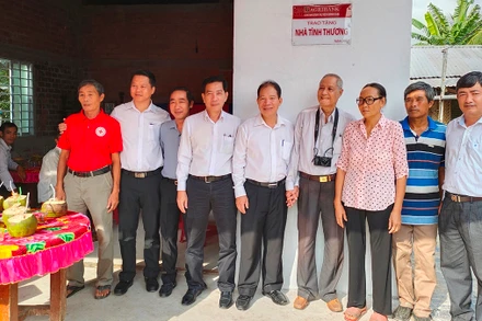 Bàn giao nhà tình thương cho hộ gia đình bà Huỳnh Thị Loan.