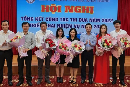 Các đồng chí đại diện lãnh đạo tỉnh Hà Tĩnh tặng hoa chúc mừng Hội Nhà báo 6 tỉnh bắc Trung Bộ. 