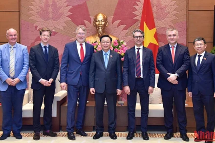 Chủ tịch Quốc hội Vương Đình Huệ và Chủ tịch Ủy ban Thương mại quốc tế, Nghị viện châu Âu Bernd Lange với các đại biểu tại buổi tiếp. 