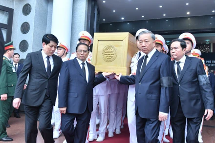 Các đồng chí lãnh đạo Đảng, Nhà nước chuyển linh cữu Tổng Bí thư Nguyễn Phú Trọng.