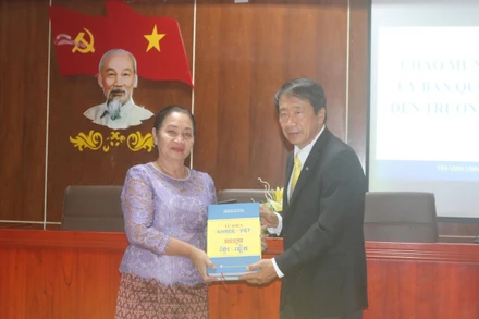Quốc vụ khanh Bộ Nội vụ Campuchia Chou Bun Eng được Trường Đại học Trà Vinh trao tặng bộ từ điển Khmer-Việt.