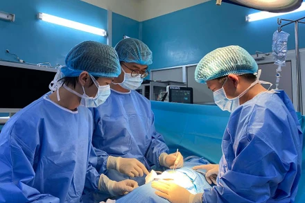 Các bác sĩ Bệnh viện Bình Dân chuẩn bị phẫu thuật cho bệnh nhân H. (Ảnh bệnh viện cung cấp)
