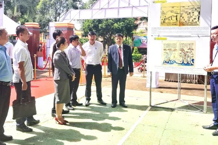 Các đại biểu tham quan triển lãm.