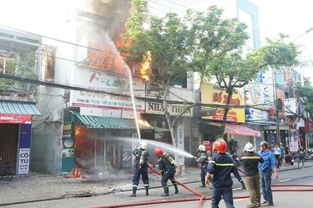 Lực lượng Cảnh sát Phòng, cháy chữa cháy và Cứu nạn cứu hộ nhanh chóng tiếp cận hiện trường.