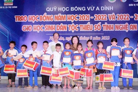 Đồng chí Trương Mỹ Hoa trao tặng các suất học bổng Vừ A Dính cho các em học sinh. (Ảnh: THANH QUỲNH)