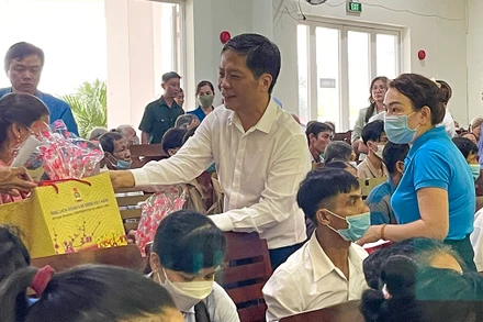 Đồng chí Trần Tuấn Anh trao quà Tết cho công nhân lao động tại Vĩnh Long chiều 12/1. 