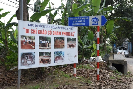 Mốc cảnh giới cắm tại Di chỉ khảo cổ Chăm Phong Lệ sau hơn 10 năm khai quật.