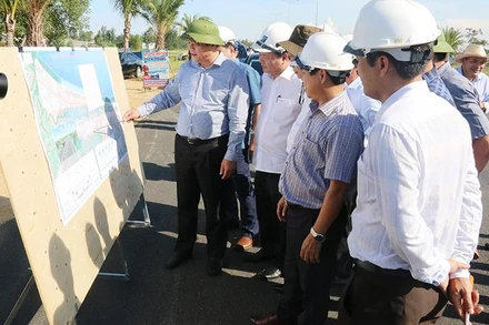 Bí thư Tỉnh ủy Phan Việt Cường kiểm tra tiến độ thi công tuyến đường nối từ Hội An đến Chu Lai.