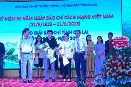 Trao giải thưởng cho các tác giả đạt giải cao, giải báo chí tỉnh Gia Lai năm 2023.