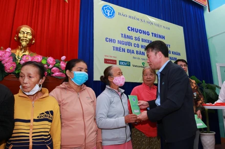 Tổng Giám đốc Nguyễn Thế Mạnh trao sổ bảo hiểm xã hội cho người dân khó khăn tại huyện Đại Lộc (Quảng Nam).