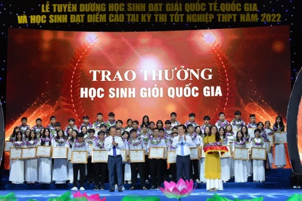 Tuyên dương và khen thưởng học sinh giỏi quốc tế và quốc gia.