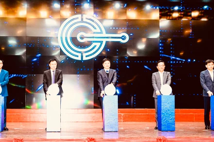 Các đại biểu nhấn nút khai mạc hội thảo.