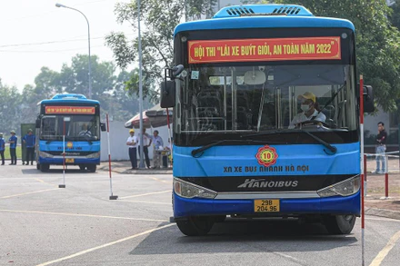 Các lái xe buýt tranh tài tại hội thi sáng 28/10.