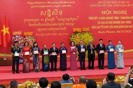 Trung ương Hội hữu nghị Việt Nam-Campuchia tặng Kỷ niệm chương vì tình hữu nghị Việt Nam-Campuchia cho các cá nhân.