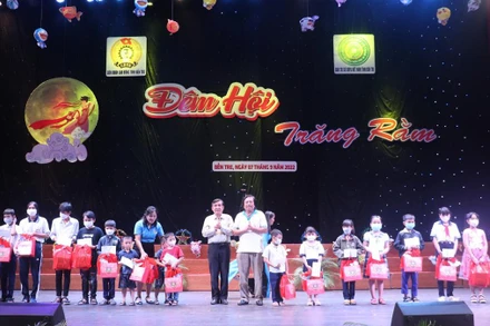 Trao học bổng, quà cho các cháu thiếu nhi là con công đoàn viên, người lao động có hoàn cảnh khó khăn.