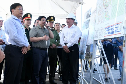 Thủ tướng Phạm Minh Chính chỉ đạo về tiến độ xây dựng đường Vành đai 3 Thành phố Hồ Chí Minh tại hiện trường.