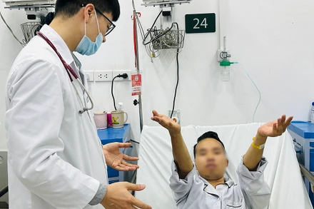 Bác sĩ đang thăm khám, đánh giá khả năng phục hồi cho người bệnh Nguyễn Minh Th.